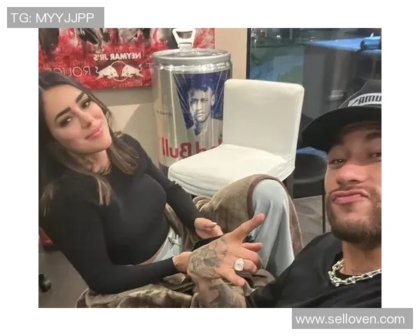 足球明星内马尔与球迷亲密合影展现温暖瞬间与激情时刻